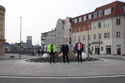 Die Freigabe aller Verkehrsbeziehungen erfolgte im Laufe des Mittags im Beisein von Bürgermeister Heiko Müller, Baudezernent Thomas Zylla und Bauamtsleiter Jens Grothe (rechts im Bild).