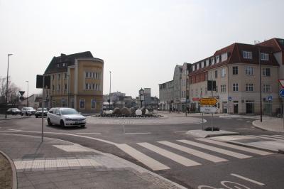 Es rollt wieder im Zentrum: Kreisverkehr Bahnhofstraße/Poststraße ist fertiggestellt