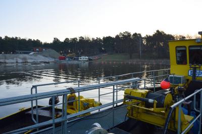 Mit einem Saugspülboot werden die Sedimente aus dem Friedensteich entfernt I Foto: Martin Ferch (Bild vergrößern)