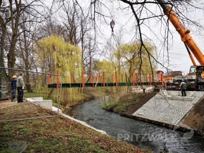 Langsam hebt der Kran die Stahlkonstruktion auf die neuen Brückenlager. Sie wird in den kommenden Wochen mit Holz verkleidet. Foto: Beate Vogel