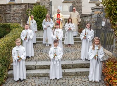 Foto zur Meldung: Dem Ruf Gottes „Ich bin da“, wie einst aus dem brennenden Dornbusch folgten sechs Erstkommunionkinder in der Pfarrei Prackenbach-Krailing