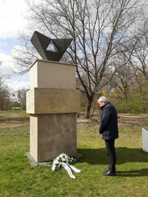 Bürgermeister Heiko Müller legt ein Gesteck zum Gedenken an den Tag der Befreiung im Geschichtspark nieder.