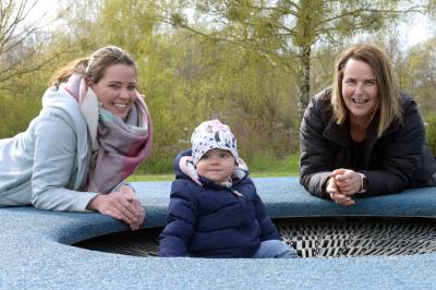 Anja Dahl (re.), bereits seit 10 Jahren Familienpatin im Netzwerk Gesunde KInder, trifft sich mit Nancy Mendritzki und Töchterchen Nila (16 Monate) in Corona-Zeiten auf dem Spielplatz.' © NGK / Steffen Rasche