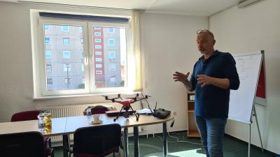 Drohnenpilot Markus Künstle stellt das Projekt "Fliegende Wildretter" vor