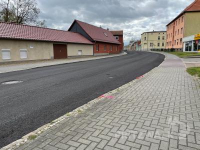 Mit einer Asphaltdecke im Dünnschichtverfahren wurde jetzt die Putlitzer Straße aufgewertet. Foto: Katja Zeiger