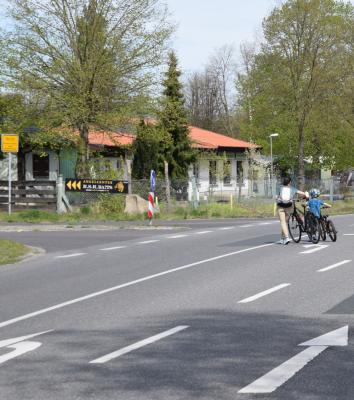 Unbefriedigend: Bislang mussten Fußgänger und Radfahrer ungeschützt die Fahrbahn überqueren