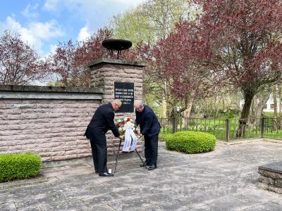 Dr. Ronald Thiel (l.) und Volker Hoffeins (l.) legten am Ehrenfriedhof einen Kranz nieder. Foto: Katja Zeiger