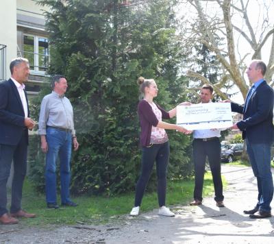 Freude in Drochow über Spendenscheck des Lions-Club Senftenberg