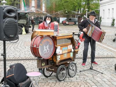 Mit Leierkastenmusik erfreute das Team von Leierorje aus Falkensee die Besucher des PriMa-Treffs im Mai. Foto: Beate Vogel