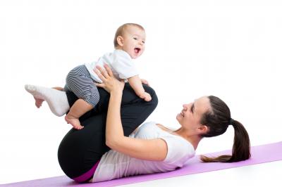 Mama und Baby beim Yoga (Bild vergrößern)