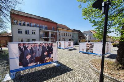 Foto zur Meldung: Stadt eröffnet Freiluftausstellung „30 Jahre Wiedervereinigung in Lübbenau/Spreewald“