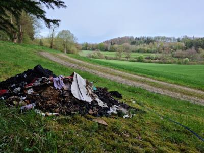 Widerrechtliche Müllablagerungen im Bereich Kellerberg bei Zusmarshausen