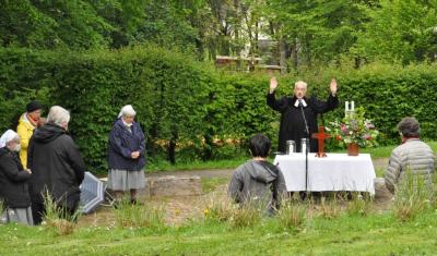Pfarrer Markus Broska erteilte zum Ende des Freiluft-Gottesdienstes im Garten der Hoffnung den Segen,