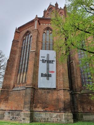 Deutliches Zeichen anlässlich des 8. Mai an St. Bartholomaei - ein Banner mit der Aufschrift „Unser Kreuz hat keine Haken!“ (Foto: Ernst Wellmer) (Bild vergrößern)