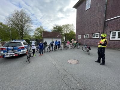 Foto zur Meldung: Neues aus der 4b - Übungstag Radffahrprüfung