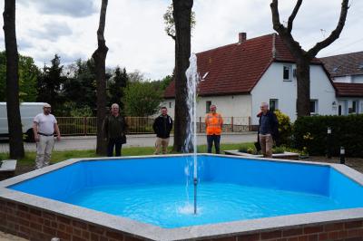 Foto zur Meldung: Springbrunnen in Woschkow sprudelt wieder