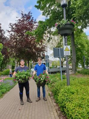 Foto zur Meldung: Blumenampeln an Straßenlaternen