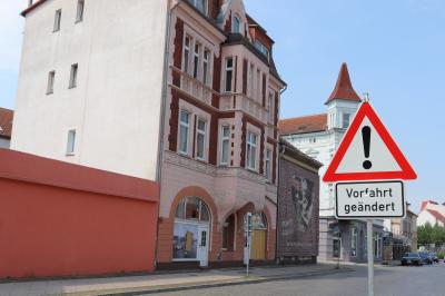 Vorfahrt geändert - In der verlängerten Bahnstraße gilt rechts vor links | Foto: F. Lenz (Bild vergrößern)