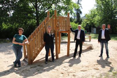 Unser Bild zeigt Sabine Bernhofer, Stefanie Schroeder, Bürgermeister Heiko Müller und Baudezernent Thomas Zylla (von li.) auf dem neuen Spielplatz Pestalozzistraße.