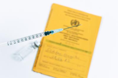 Impfpass und Spritze, Foto: Firn (Bild vergrößern)