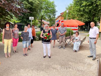 Das Hort-Team und der Bürgermeister verabschieden Erzieherin Angela Lofing in den Ruhestand. Foto: Jenny Miersch