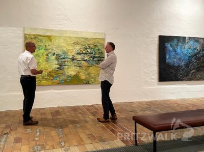 Frank Pieperhoff und Bürgermeister Dr. Ronald Thiel im Gespräch über die Ausstellung „Puls und Farbe“. Foto: Katja Zeiger
