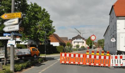 Egal, ob von Osten oder Westen kommend: Irgendwann geht für Autofahrer in Puschendorf nichts mehr. Denn ein 300 Meter langer Abschnitt der Neustädter Straße ist zwischen der Dorfeiche und der Kreuzung beim Gasthaus „Roter Ochse“ (re.) gesperrt.