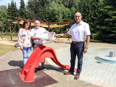 Daniela Anicai und Rolf Bäuerle übergaben symbolisch 500 Euro an Bürgermeister Dr. Ronald Thiel für den Kleinkindbereich im Hainholz-Schwimmbad. Foto: Beate Vogel