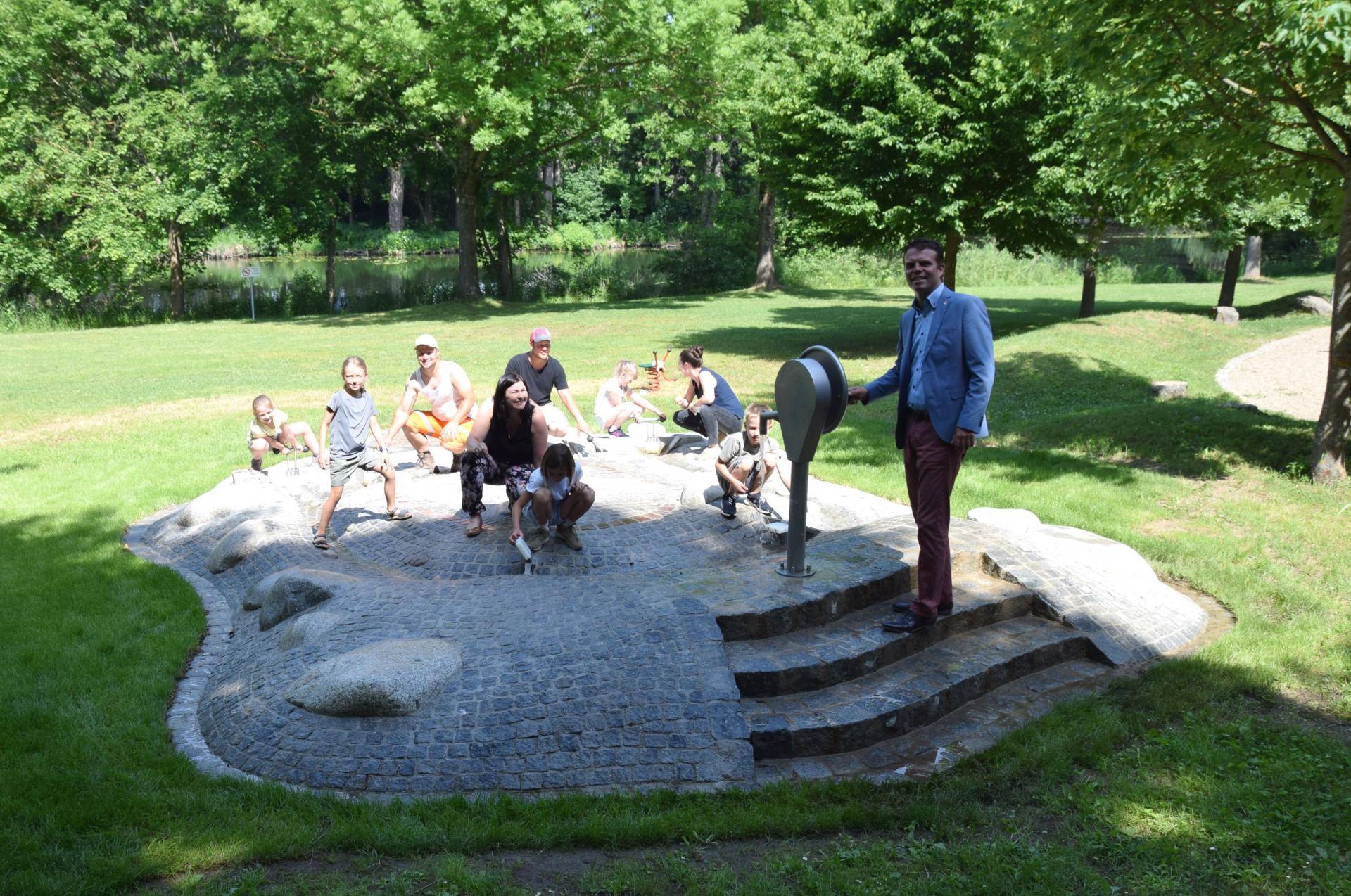 gemeinde sennfeld neuer wasserspielplatz nach kinderideen am naturbadesee gebaut