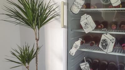 Kühlschrank mit Comic Getränken dekoriert (Bild vergrößern)