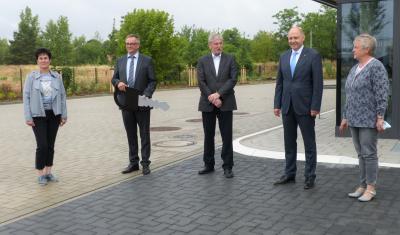 Unser Bild zeigt das Gruppenfoto von der Einweihung des neuen Havelbus-Standortes in Falkensee (Quelle: Havelbus).