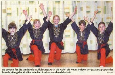 90 Akteure tanzen Cinderella (Bild vergr&ouml;&szlig;ern)