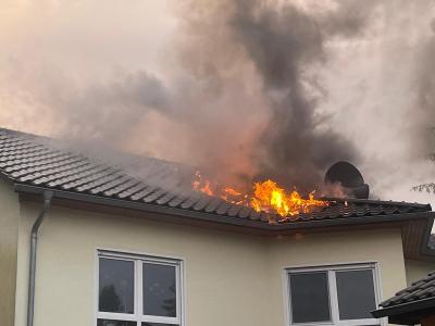 Unser Bild zeigt den Brand im Dachgeschoss.