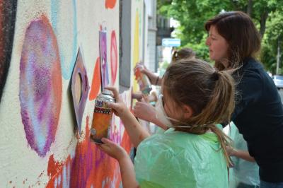 Kinder gestaltet die Wand am Kinder- und Jugendkulturzentrum I Foto: Martin Ferch (Bild vergrößern)
