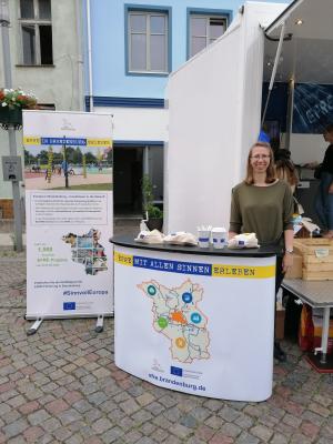 Stadt Perleberg | Anja Jakob vertritt die EFRE-Kommunikation für das Wirtschaftsministerium auf dem Wochenmarkt in Perleberg