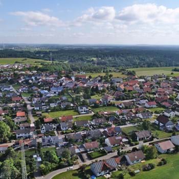 Der Gemeinderat hat 2021 beschlossen, für den Ortsteil Preith (Ortsansicht aus Richtung Süden) ein Dorferneuerungsverfahren beim Amt für ländliche Entwicklung Oberbayern zu beantragen. (Bild vergrößern)