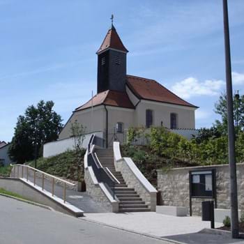 An der Filialkirche St. Margareta in Sornhüll wurden im Jahre 2020 durch die Kirchenverwaltung in Eigenleistung Trockenlegungsarbeiten durchgeführt. Die Gemeinde Pollenfeld gibt für die entstandenen Materialkosten einen Zuschuss. (Bild vergrößern)