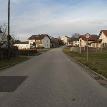 Die Kreisstraße EI 15 im Streckenbereich der Ortsdurchfahrt Sornhüll soll ab 2021 durch den Landkreis Eichstätt ausbaut werden. In diesem Zusammenhang muss auch die Niederschlagswasserableitung im Rahmen der Dorferneuerung erneuert und verbessert werden. (Bild vergrößern)