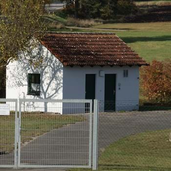 Auf der Abwasserpumpstation in Wachenzell wurden im Oktober 2020 die Dachrinnen aus Kupfer von einem Gebäude gestohlen. (Bild vergrößern)