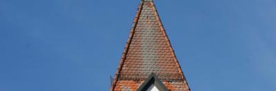 Die Gemeinde Pollenfeld gewährt für die Erneuerung des Turmkreuzes auf der Kirche St. Andreas in Weigersdorf im Jahre 2020 einen Zuschuss. Das Foto zeigt den Rest des beschädigten Kreuzes auf der Kirchturmspitze. (Bild vergrößern)