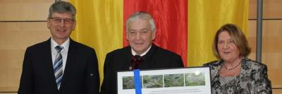 Altbürgermeister Willibald Schneider (Mitte) wurde von Bürgermeister Wolfgang Wechsler beim Neujahrsempfang 2020 die Ehrenbürgerwürde der Gemeinde Pollenfeld verliehen. Die Ehrenamtsbeauftragte der bayerischen Staatsregierung Eva Gottstein (MdL) hielt die Laudatio. (Bild vergrößern)
