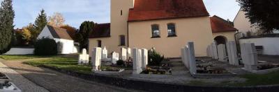 Im Friedhof der Wörmersdorfer Kirche St. Martin plant die Gemeinde das Pflaster im Jahre 2019 zu erneuern. (Bild vergrößern)