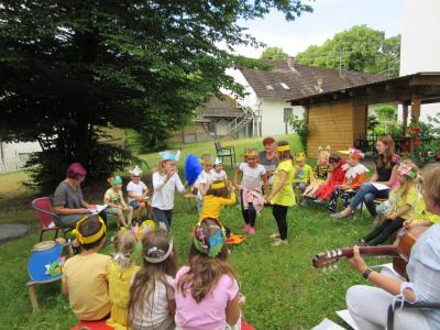 Jahreszeitenfest im städtischen Kindergarten Schneckenheim (Foto: R. Lindner)