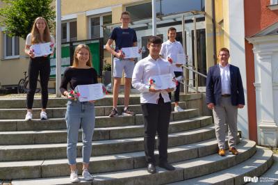 Die Abiturient:innen aus Mainburg mit einem Notenschnitt von 1,5 und besser: (v.l.) Elisabeth Rösch, Eva Wimmer, Michael Hintermeier, Florian Zhegrova und Valentin Neubauer mit Bürgermeister Helmut Fichtner.