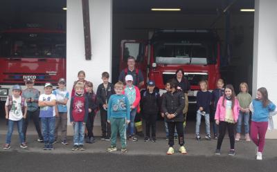 3. Klasse besucht die Freiwillige Feuerwehr Röslau (Bild vergrößern)