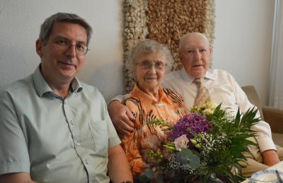 Bürgermeister Dr. Oliver Hermann gratulierte Gisa und Horst Liscewski zum siebzigsten Hochzeitstag I Foto: Martin Ferch (Bild vergrößern)