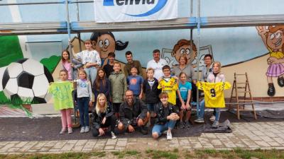 Graffiti-Künstler Ralf Hecht verzaubert mit Jugendhäuslern und Kindern des Hortes „Kinderlandes“ die Giebelseite der Turnhalle Berg-Grundschule