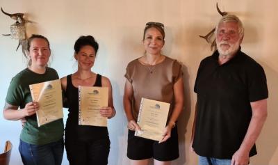 Die Trainerinnen Doreen Fiedler, Tina Podgurski und Bettina Metzig (v.l.n.r.) wurden von Dieter Janke geehrt