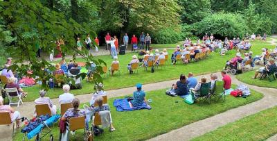 Picknick und Musik im Harbker Schlosspark (Bild vergrößern)