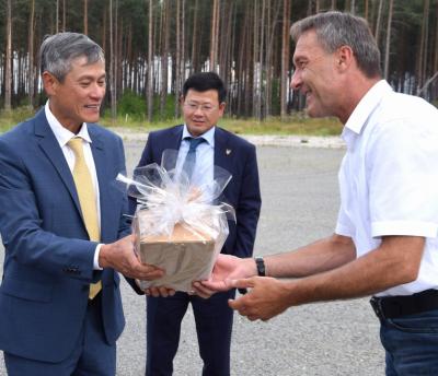 Botschafter Vietnams auf Stippvisite im Windpark Klettwitz